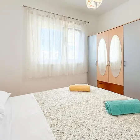 Apartamento In Tribunj With Wifi Tribalj